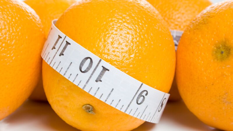 Rücken Sie der Orangenhaut auf die Pelle 